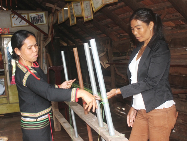 Chị H’Juen (bên trái) đã truyền ngọn lửa đam mê nghề dệt thổ cẩm truyền thống đến nhiều chị em ở các buôn làng.