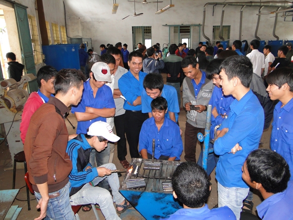 Các học viên Trường Cao đẳng Nghề Dak Lak trong 1 buổi học.