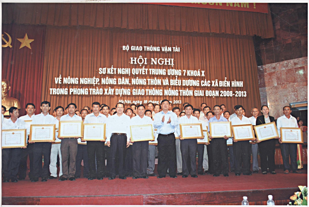 Dak Lak có 3 xã được khen thưởng tại Hội nghị biểu dương các xã điển hìnhtrong phong trào xây dựng giao thông nông thôn 2008 - 2013.