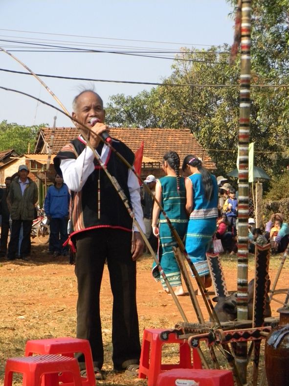 Già làng A Manh thay mặt bà con  buôn Kon Hring khai hội.