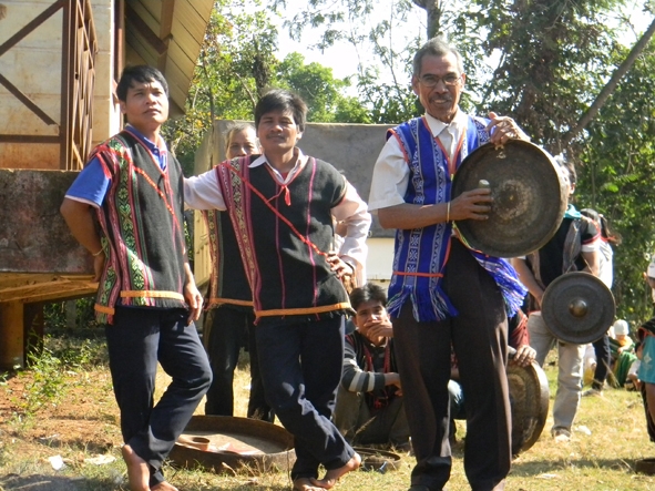 Già làng A Vít giới thiệu văn hóa cồng chiêng Xê Đăng trong ngày hội.