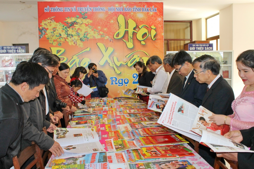 Hội báo Xuân 2014 thu hút sự quan tâm của đông đảo nhà báo, phóng viên và người dân đến tham quan và thưởng thức các tờ báo xuân