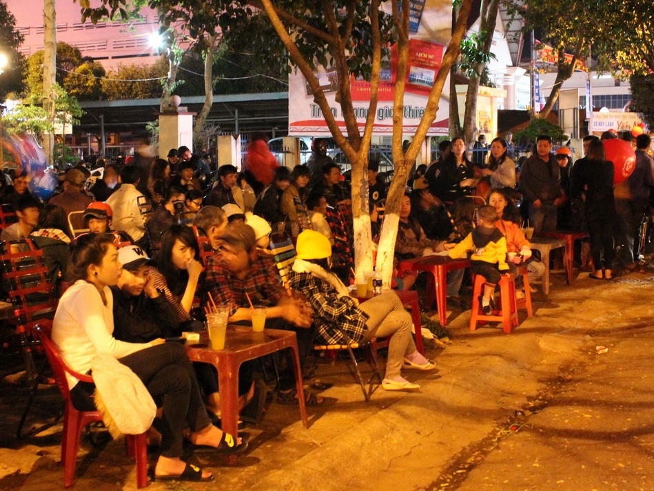 Ngay trước thời khắc giao thừa, những quán nước ven Quảng trường 10-3 đã không còn một chỗ trống