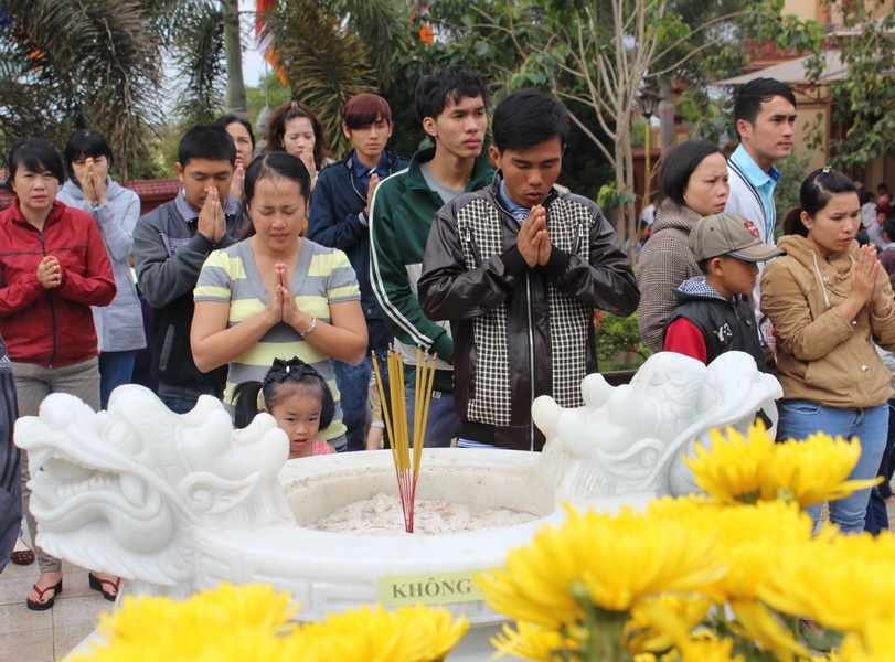Về nơi cửa phật, giữa không gian thanh tịnh, mùi khói nhang, sắc màu của đèn hoa, mỗi chúng ta sẽ cảm thấy lòng mình trở nên nhẹ nhàng, thanh thản hơn.
