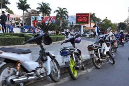 Dựng xe xuống lòng đường