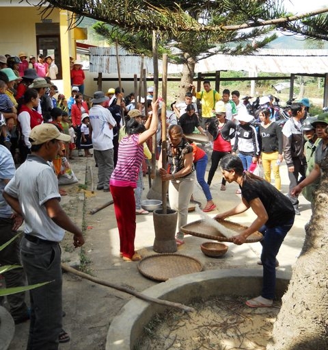 Thi tài giã gạo