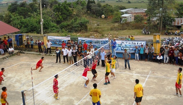 Tranh bóng quyết liệt trong trận đấu bóng chuyền.