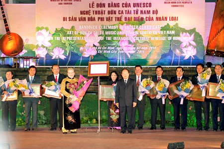 Đại diện các địa phương nhận Bằng của UNESCO vinh danh Nghệ thuật Đờn ca tài tử Nam Bộ là Di sản Văn hóa phi vật thể đại diện của nhân loại (Ảnh: chinhphu.vn)