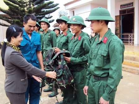 Phát quân trang cho những thanh niên trúng tuyển nghĩa vụ quân sự trên địa bàn xã Ea Kmút.