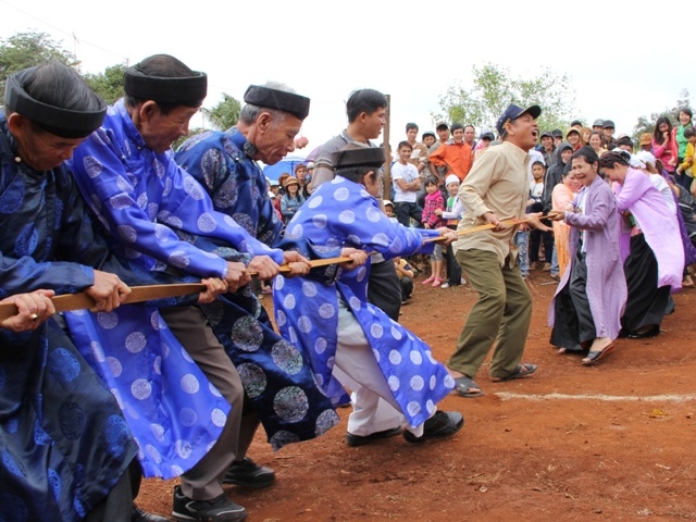 Trò chơi kéo co giữa các cụ ông, cụ bà trong lễ Hạ nêu  là nét độc đáo của đồng bào Mường.