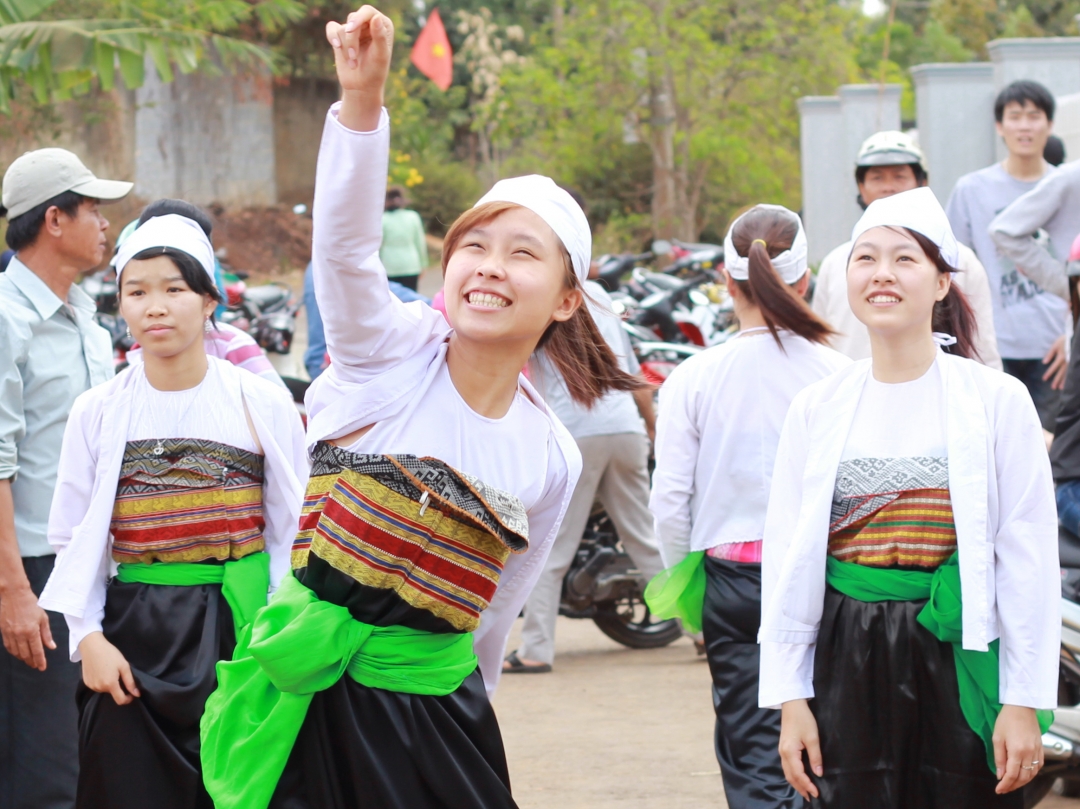 Mỗi năm, hằng trăm nam thanh, nữ tú  trong  các bộ  trang phục truyền thống  ở các làng Mường  đều rất  hồ hởi  tham gia  lễ Hạ nêu.