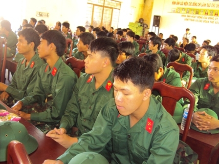 Các thanh niênn trúng tuyển nghĩa vụ quân sự tham dự lễ tiễn.