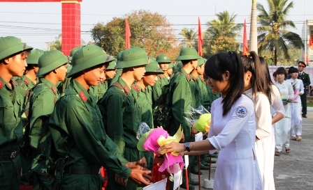 Nữ sinh Trường THPT Lak tặng quà động viên tân binh.