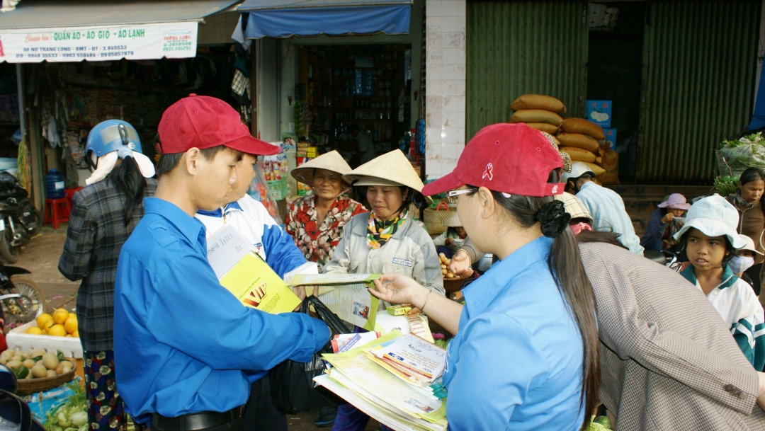 Đoàn viên, thanh niên phường Tân Tiến (TP. Buôn Ma Thuột) phát tờ rơi tuyên truyền phòng chống tác hại của ma túy và HIV/AIDS (ảnh: Thuý Hồng)