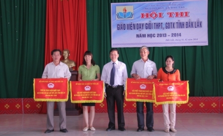 Lãnh đạo Sở GD-ĐT tặng Cờ các đơn vị đạt giải toàn đoàn Hội thi