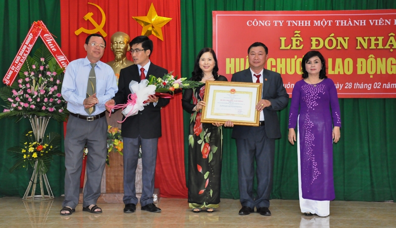 Thừa uỷ nhiệm của Chủ tịch nước, Chánh văn phòng Tỉnh ủy Bùi Văn Bang  trao Huân chương Lao động hạng Nhì tặng tập thể cán bộ công nhân viên Công ty TNHH MTV In Dak Lak 