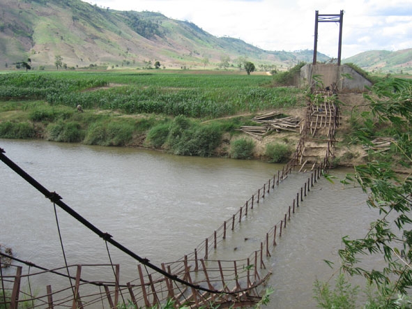 Cầu treo buôn Khanh, xã Cư Pui, huyện Krông Bông bị sập năm 2012, rất may không có thiệt hại về người.