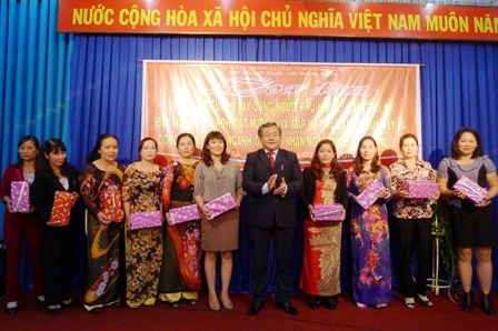 Những món quà tặng mang ý nghĩa động viên được lãnh đạo Sở GDĐT gửi đến tất cả chị em tham gia buổi tọa đàm