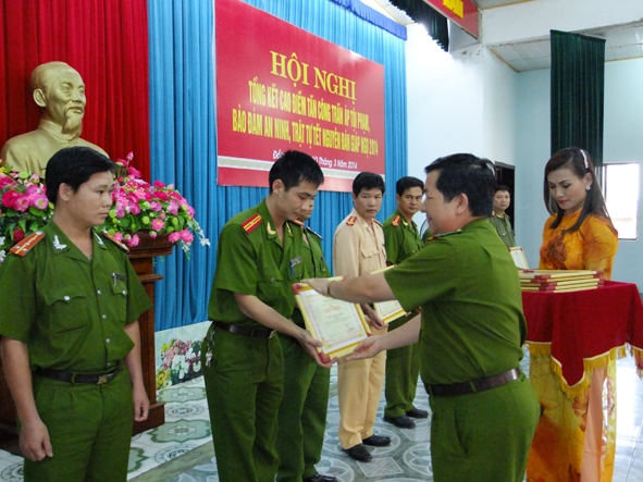 Tặng bằng khen của Giám đốc Công an tỉnh cho các tập thể  có thành tích xuất sắc trong đợt cao điểm.