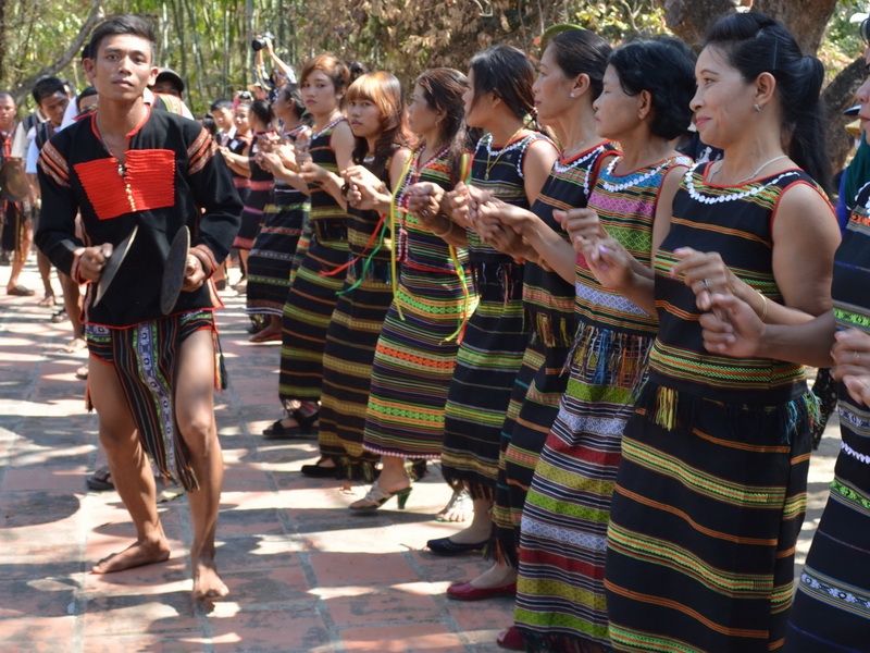 Những chàng trai, cô gái M'nông, Ê đê nhịp nhàng trong tiếng cồng, tiếng chiêng
