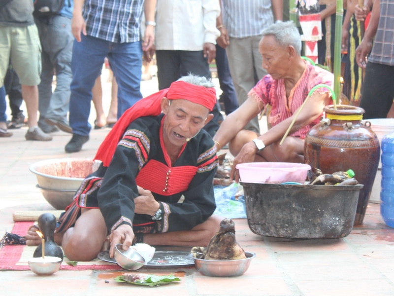 thầy cúng sẽ là người chủ trì lễ cúng với mâm đồ cúng là thịt lợn, gà và quan trọng nhất là một chậu tiết loãng