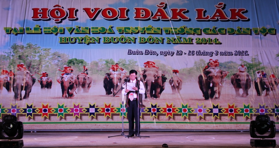 Chủ tịch UBND huyện Buôn Đôn phát biểu khai mạc ngày Hội