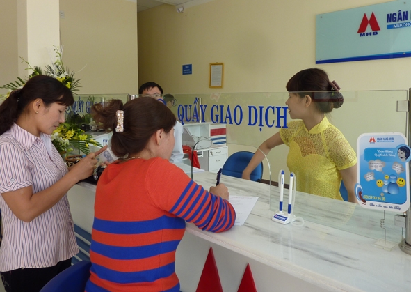 Khách hàng giao dịch tại phòng giao dịch Hòa Bình, Chi nhánh MHB Dak Lak (ảnh minh họa).