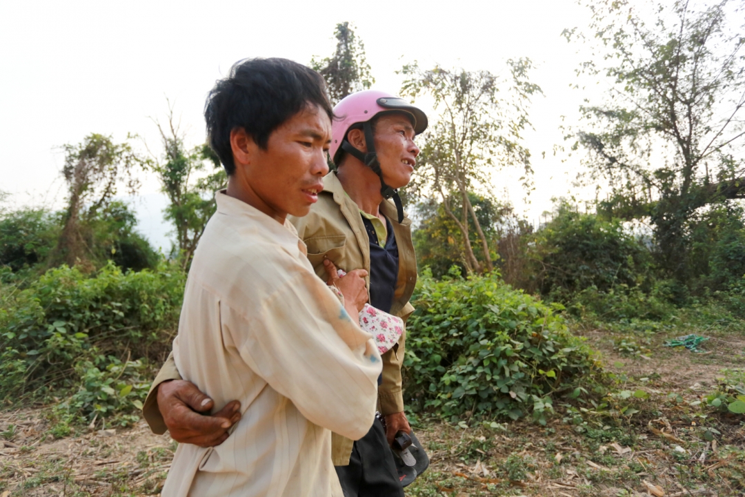 Ông Lý Triệu Long (trái) khóc thương con trai Lý Seo Hùng