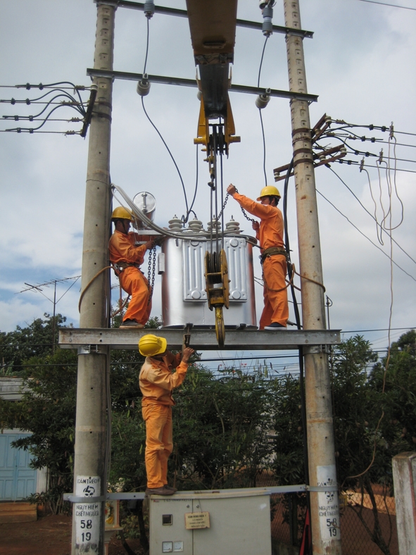 Nâng dung lượng các trạm biến áp là một trong những giải pháp được ngành điện địa phương áp dụng nhằm tránh tình trạng quá tải cục bộ.