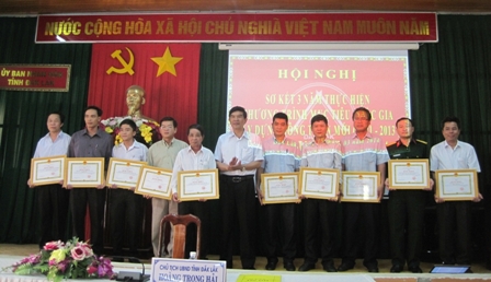 Chủ tịchh UBND tỉnh Hoàng Trọng Hải trao tặng Bằng khen cho các tập thể