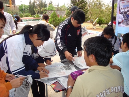 Thí sinh tìm hiểu thông tin về kỳ thi tuyển sinh ĐH, CĐ  do Báo Tuổi trẻ phối hợp với Sở GD-ĐT tổ chức tại Trường Đại học Tây Nguyên