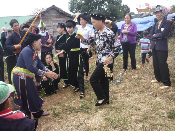 Bà Long Thị Kiên (áo hoa) đang giao lưu hát then, đàn tính với nghệ nhân huyện Krông Pak.