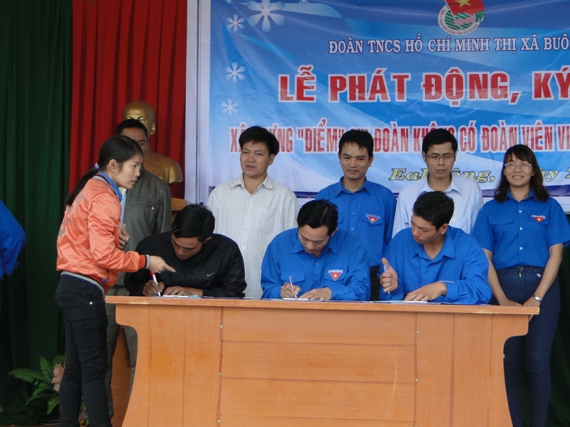 Đại diện các chi đoàn cơ sở ký cam kết thi đua chi đoàn không có đoàn viên vi phạm pháp luật 