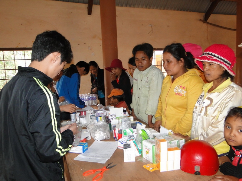 ... phát thuốc cho người dân trên địa bàn