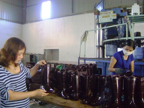 Chị Dung kiểm tra sản phẩm trước  khi cho xuất xưởng.