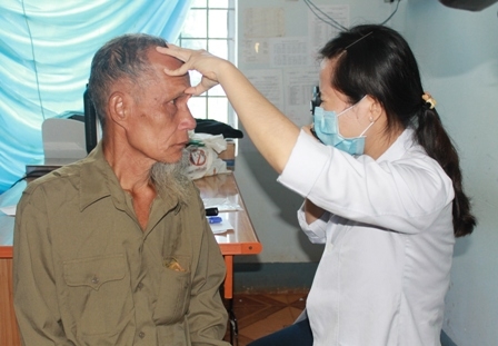Các bác sĩ tiến hành khám sảng lọc 