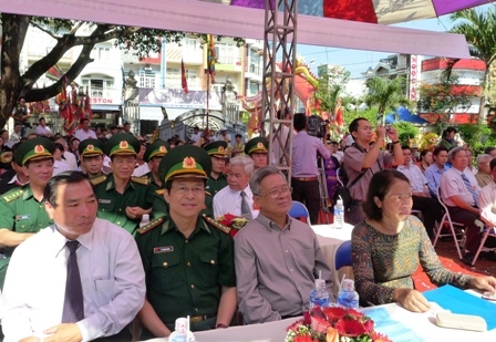 Đại diện lãnh đạo tỉnh, TP. Buôn Ma Thuột, các sở ban ngành cùng đông đảo bà con đến dự Lễ