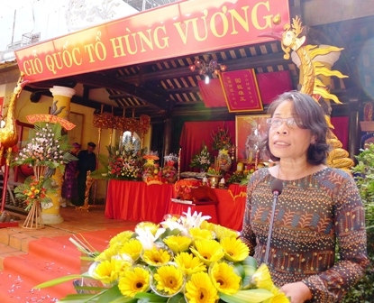 Phó Chủ tịch UBND tình Mai Hoan Niê Kdăm báo công lên Quốc Tổ