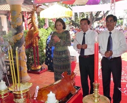 Đại diện lãnh đạo tỉnh, TP. Buôn Ma Thuột, sở, ban, ngành thắp hương trước bàn thờ Quốc Tổ