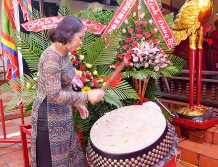 Phó Chủ tịch UBND tình Mai Hoan Niê Kdăm đánh hồi trống khai hội