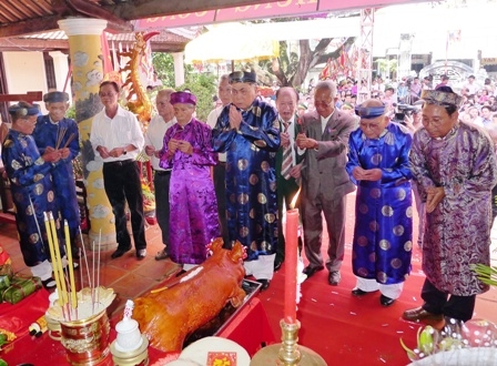 Bô lão Đình Lạc Giao thắp hương lên bàn thờ Quốc Tổ