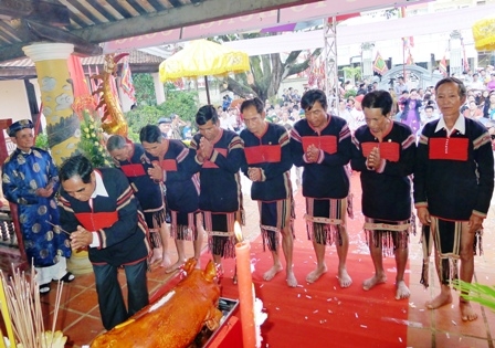 ...đại diện đồng bào dân tộc thiểu số Dak Lak...