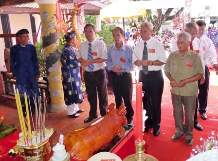 ...đại diện những người con đất Tổ Phú Thọ...