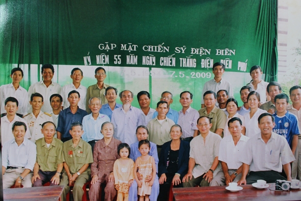 Hằng năm ông Dương Văn Loát (hàng đầu, thứ hai từ trái sang) và các đồng đội  đều tổ chức gặp mặt nhân kỷ niệm Chiến thắng Điện Biên Phủ. 