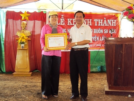 Đại diễn lãnh đạo Sở Lao động-Thương binh và xã hội bao Bảng ghi nhận sự đóng góp của Câu lạc bộ Thiên Phước.