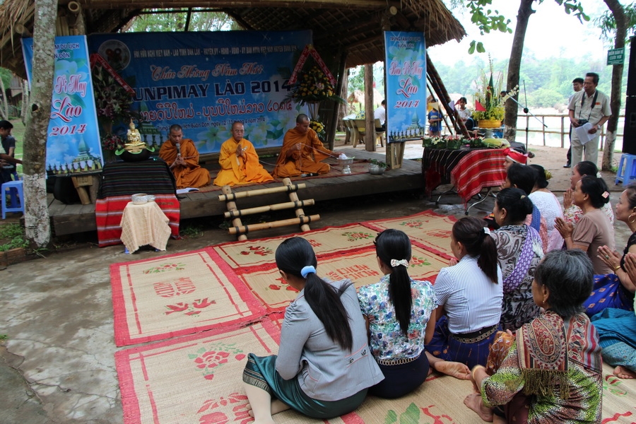 Mở đầu Lễ hội dân gian mừng năm mới Bunpimay - Lào 2014 là lễ đọc kinh 