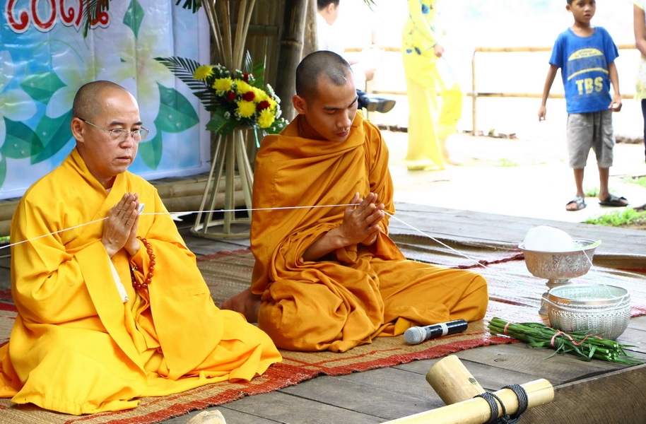 ... đi qua tay của các nhà sư