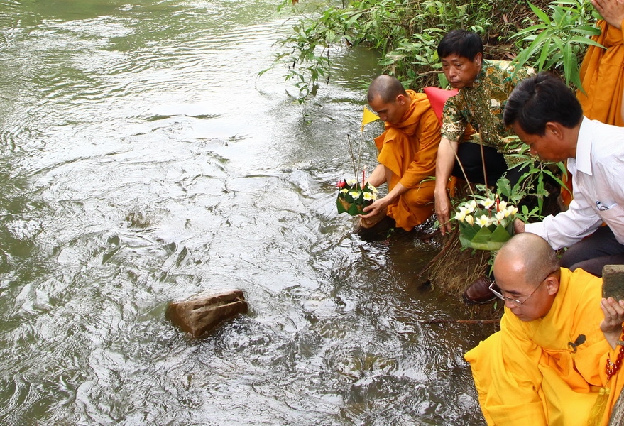 ... thả những đèn hoa đăng