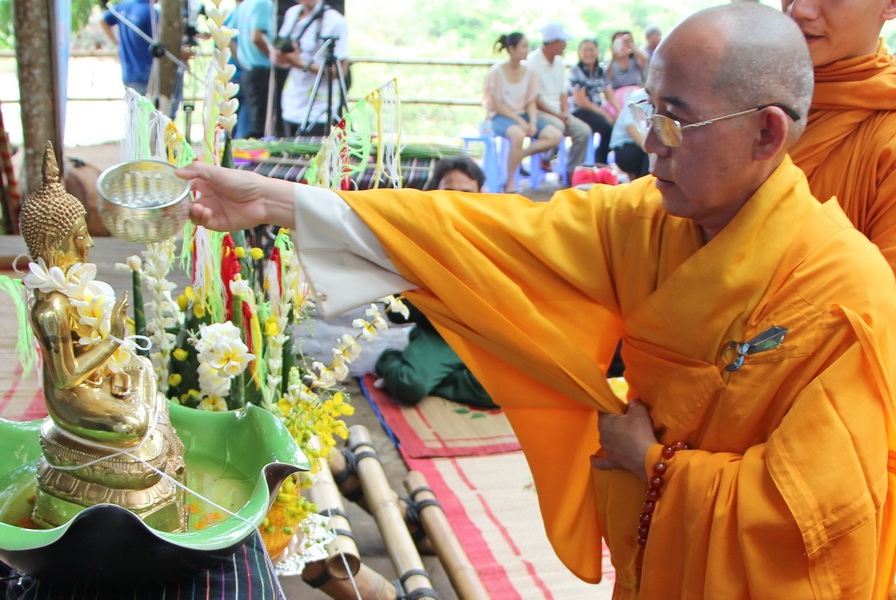 Các nghi thức tắm Phật