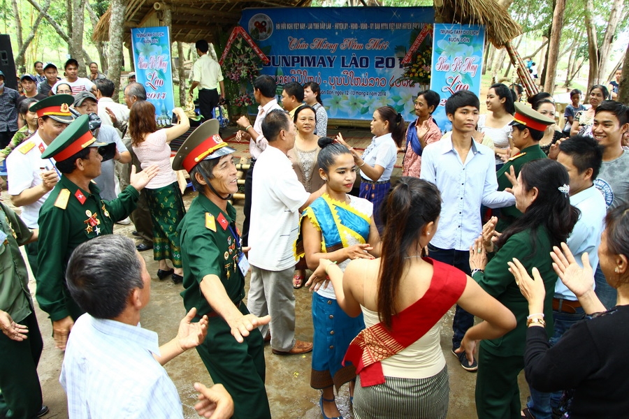 Mọi người cùng chung vui Lễ hội Bunpimay với những điệu Lăm Vông 